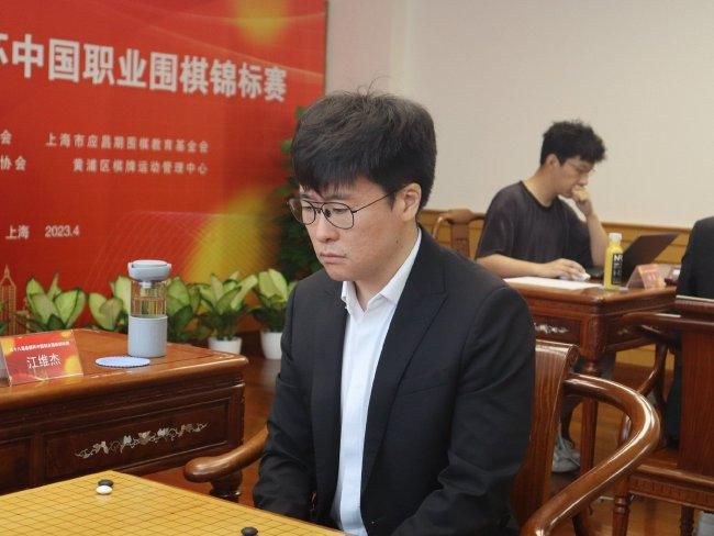 此时的萧初然，正跟在那人身边，微微笑道：高总，我对汽车没什么研究。